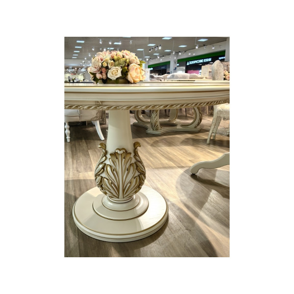 Большой круглый стол на одной ножке