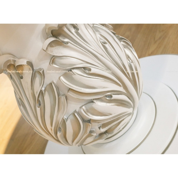 Большой круглый стол на одной ножке