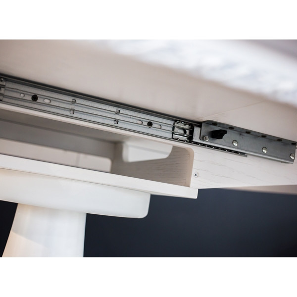 Большой круглый стол на одной ножке