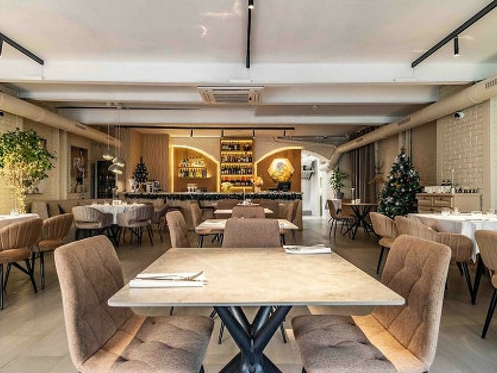 Прямоугольный стол и столешницей из керамогранита
