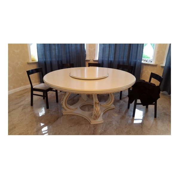 Большой круглый стол с менажницей