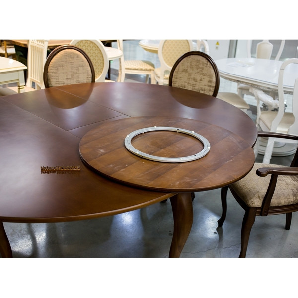 Большой круглый стол с менажницей